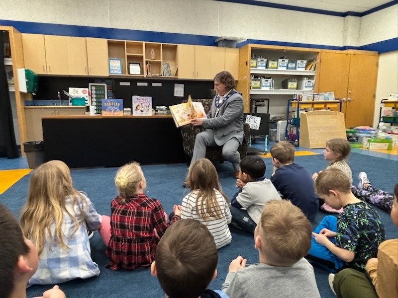 2-mayor-fawcett-reads-to-gr-1mg.4e2af925239.jpg